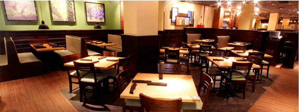 Ambiente interno de restaurante com mesas e cadeiras